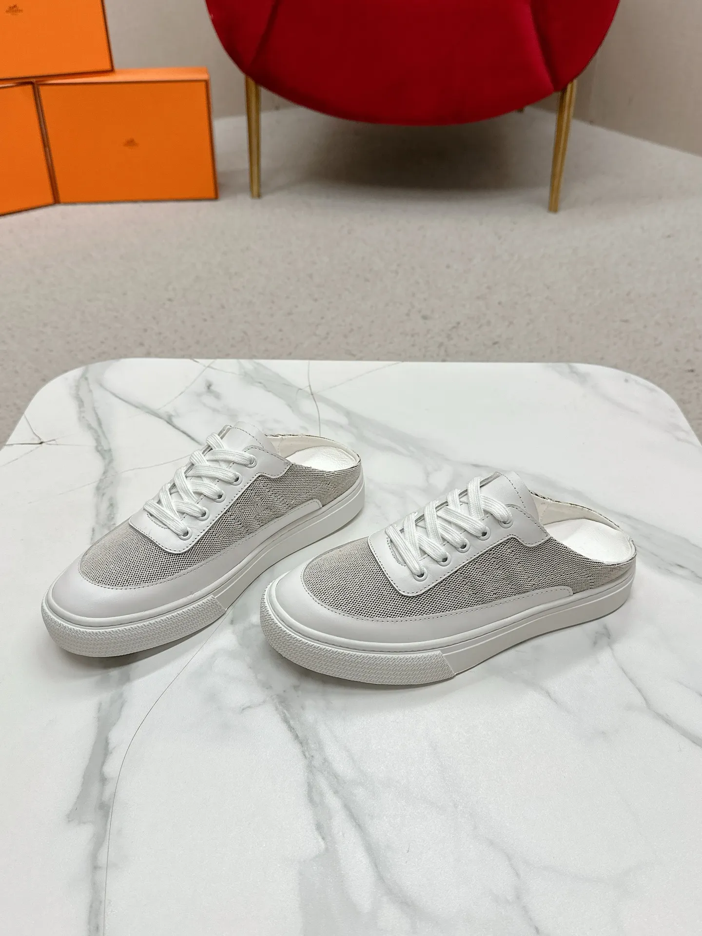 👟👟Ex-factory price 580👟👟 Men's size +10 [HERMES] H-lace slip-on sneakers, sneakers with empty back, white shoes, casual slippers and half-drags. 👉The craftsmanship is exquisite, and new products are released at the counter at the same time. Every detail of the shoes is made with special care, which is quite eye-catching. The elegant splicing elements highlight the good temperament! 🔻Fashionable fly woven lace-up method adds a casual atmosphere and exquisite lines, which can better reflect the family-style design language and intersperse exquisite lines. ✨✨The upper is made of imported cow suede/imported canvas, the lining is made of imported mixed sheepskin, and the original custom-made rubber outsole. 🐎Size: 35-40 for women, 39-44 for men (41 for women, 45 for men, can be customized, non-refundable)